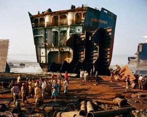 Desguace de barcos. Chittagong, Bangladesh. Edward Burtinsky, 2001